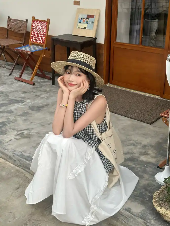 警方查处非法R18下载站点现场